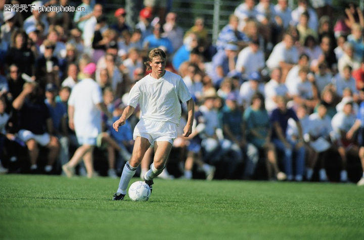 描写足球赛观众的句子-描写足球比赛场面和球