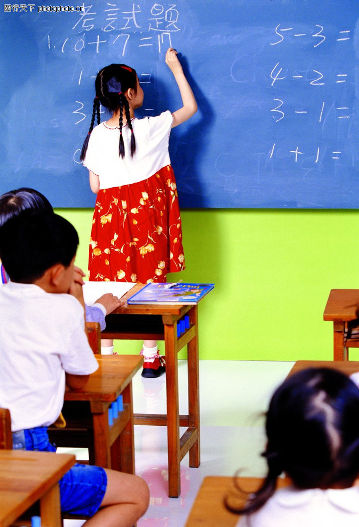 儿童学习,人物,幼儿班 学前班 上课时间 认真看