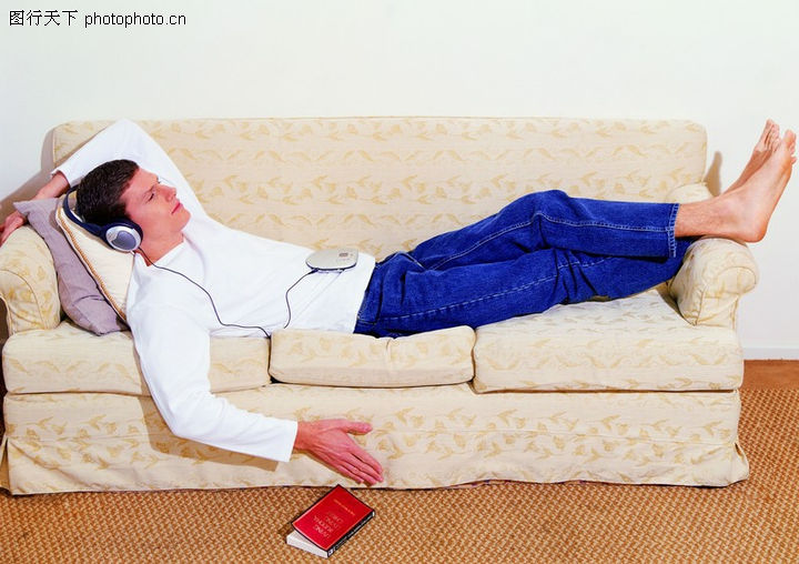 性写真图-人物图库-男人 躺沙发上 头戴耳机 听