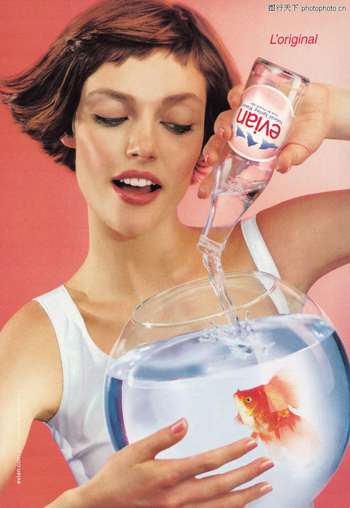 0013-食品饮料图-广告经典作品图库-矿泉水 倒