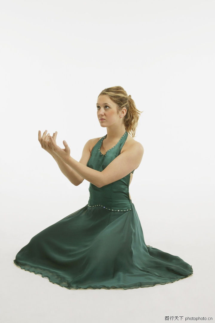 跪拜+伸手+乞求