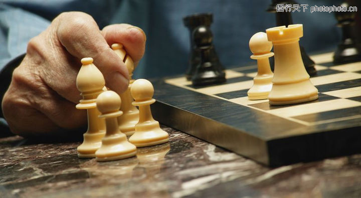 拿棋子+举棋不定