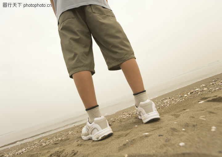 乐少年与友谊图-人物图库-中腿裤 白色球鞋 沙土