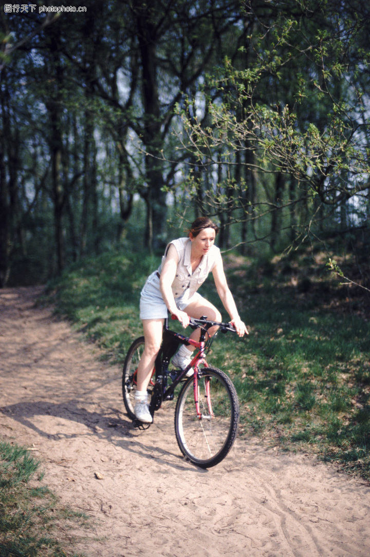 艺术生活0004-艺术生活图-人物图库-骑车散心 小径