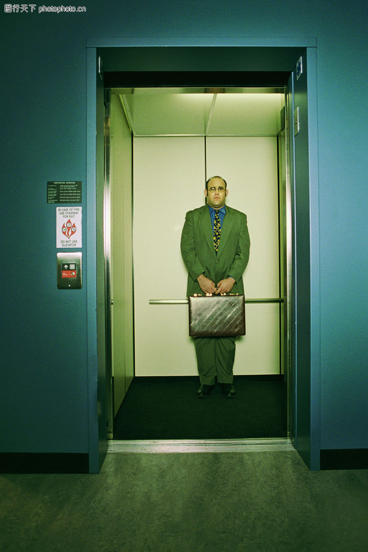 另类人群0010-另类人群图-青少年图库-电梯 坐