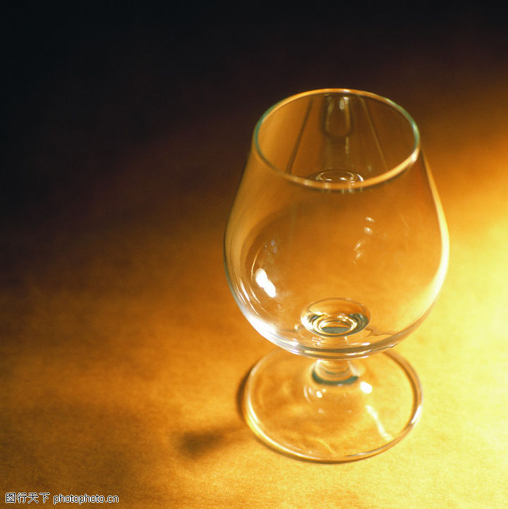 玻璃风格0176 静物系列图 静物系列图库 一个玻璃杯柔和光线特写 图行天下素材网