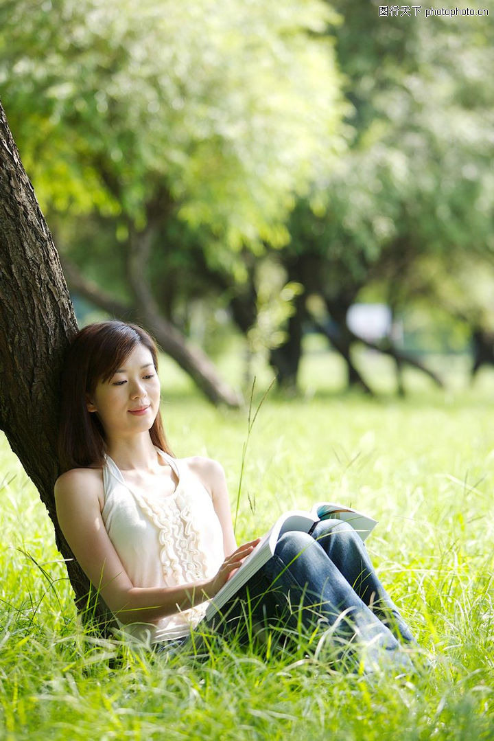 坐在树下看书简笔画,在树下看书唯美,树下看书动态 .